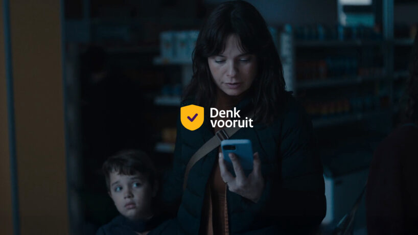 foto van een vrouw die op haar telefoon kijkt nadat het stroom is uitgevallen.